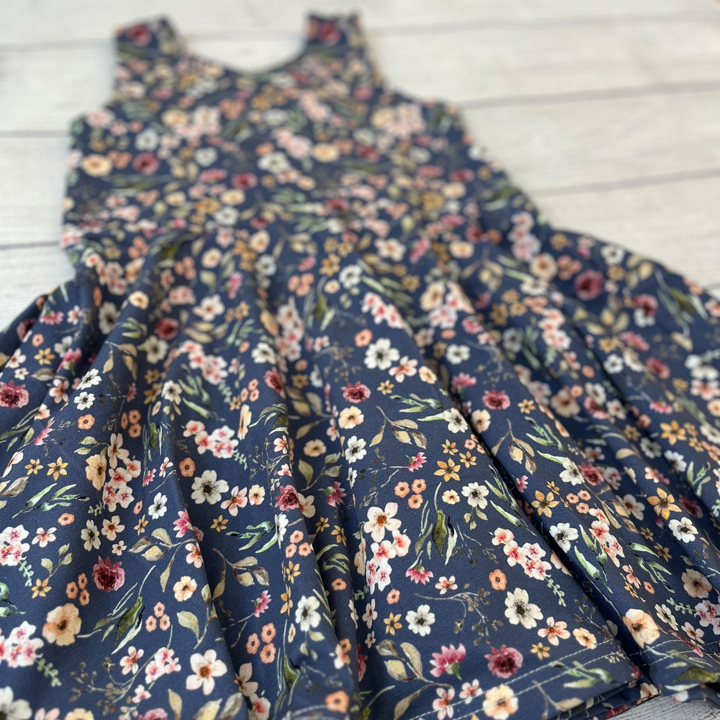 Kleid - Blumenvielfalt mit Maschen
