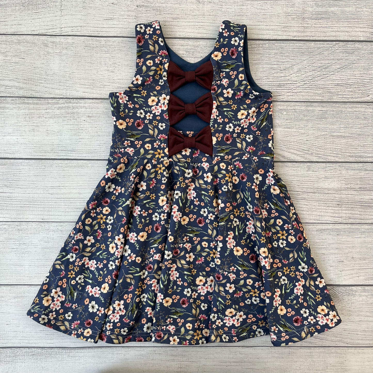 Kleid - Blumenvielfalt mit Maschen