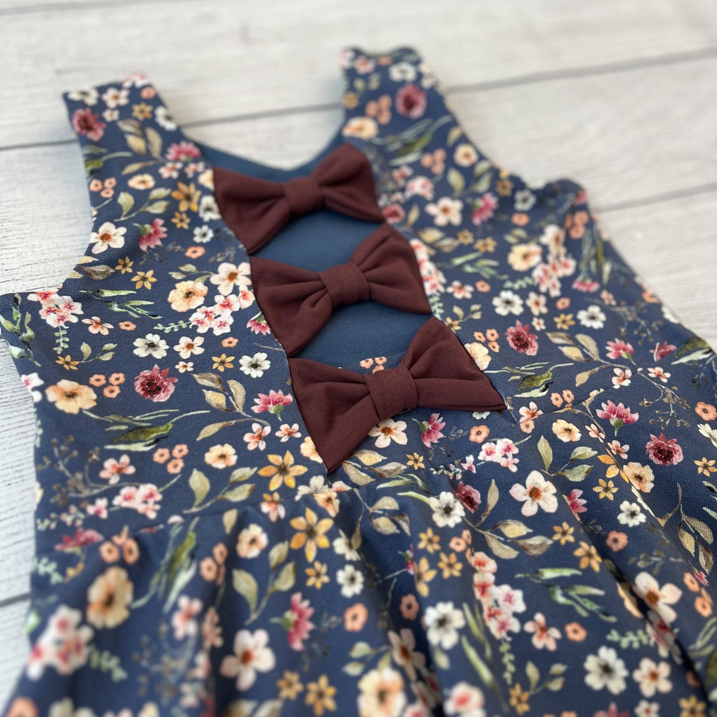 Kleid - Blumenvielfalt mit Maschen